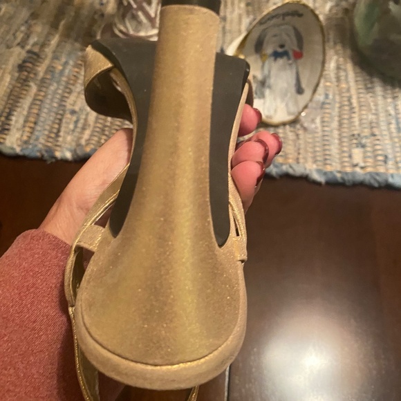 Gold dress high heels in excellent condition. - Picture 5 of 7